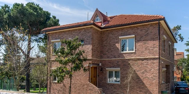 Stil Çeşitliliği: Dekoratif tuğla kaplama, sadece kırmızı tonlarla sınırlı değildir. Beyaz veya açık gri tonlardaki pürüzsüz tuğlalar, İskandinav ve Minimalist tasarımlarda modern, ferah ve sakin bir atmosfer kurmanızı sağlar. Minimalist tuğla kaplama beyaz tuğla dış dekorasyonu iskandinav stil kültür tuğlası