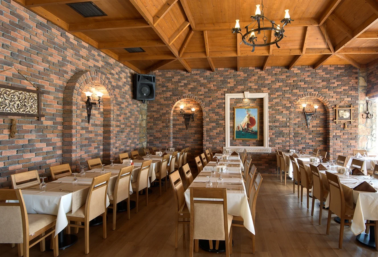 Sınırsız Uygulama Alanı: Dekoratif tuğla kaplama (kültür tuğlası), mutfaklardan yatak odalarına ve hatta dış cepheye kadar her alanda zamansız bir estetik kurmanızı sağlar. Hayal gücünüzü serbest bırakın! Dekoratif tuğla uygulama alanları farklı mekanlar tuğla kaplama fikirleri kültür tuğlası ilham