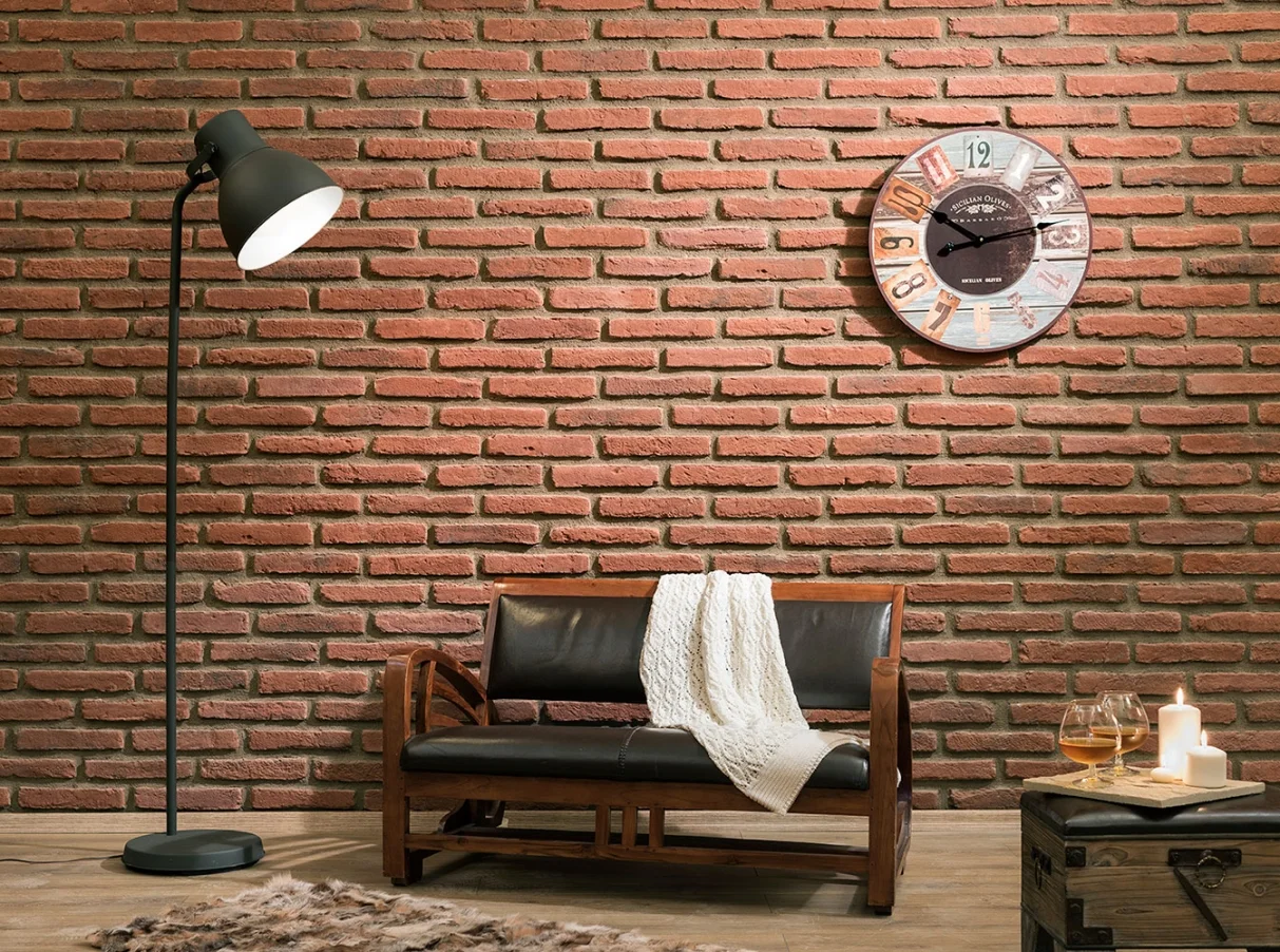 Zamansız Sıcaklık: Dekoratif tuğla kaplama, özellikle sıcak tonlardaki antik tuğla modelleri ile modern mobilyaları birleştirerek mekanlara hem Endüstriyel şıklık hem de davetkâr bir oturma odası hissi katar. Dekoratif tuğla kaplama sıcak ton kırmızı tuğla endüstriyel salon modern mobilya kültür tuğlası