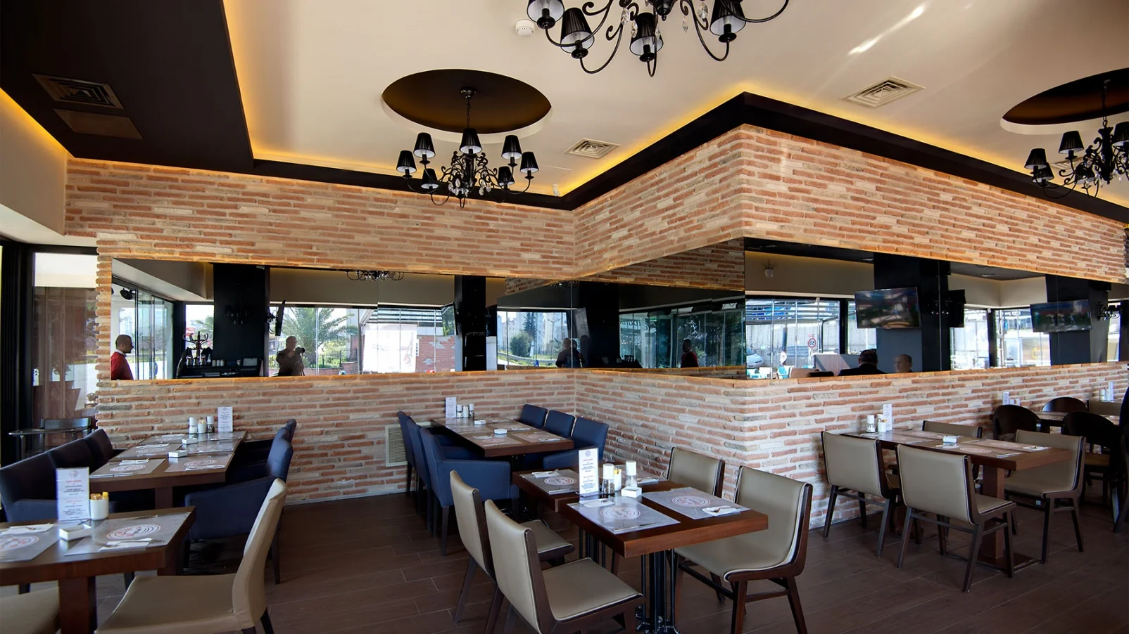 Uzun Ömürlü Yatırım: Dekoratif tuğla kaplamanın kalın ve dayanıklı yapısı, boya veya duvar kağıdının aksine yıllarca ilk günkü estetiğini korur, minimum bakım gerektirir ve duvarlarınıza kalıcı bir değer kurar. Dayanıklı tuğla kaplama yakın çekim minimum bakım uzun ömürlü kültür tuğlası yatırım değeri