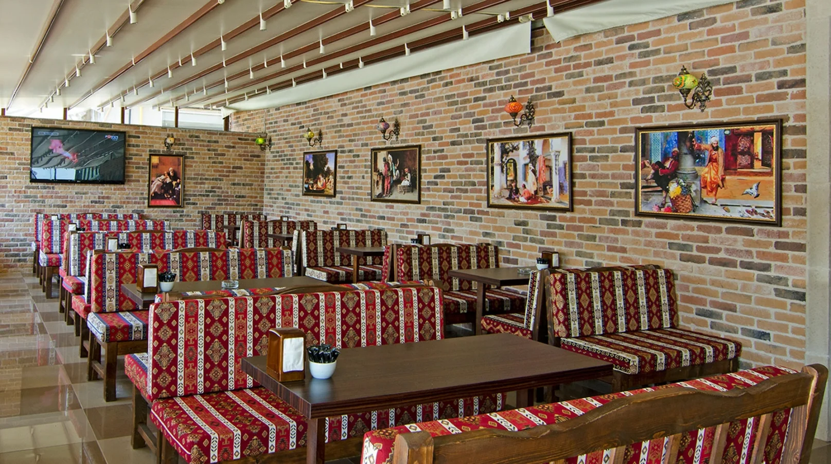 Sağlam Temel: Dekoratif tuğla kaplamanın uzun yıllar dayanması için en kritik adım, yüzeyin doğru hazırlanması ve tuğla ağırlığına uygun özel yapıştırıcının eşit miktarda uygulanmasıdır. Kaliteli yapıştırıcı, kusursuz bir duvar kurmanızı garantiler. Dekoratif tuğla kaplama fiyatları metrekare maliyeti tuğla koleksiyonu renk çeşitliliği kültür tuğlası