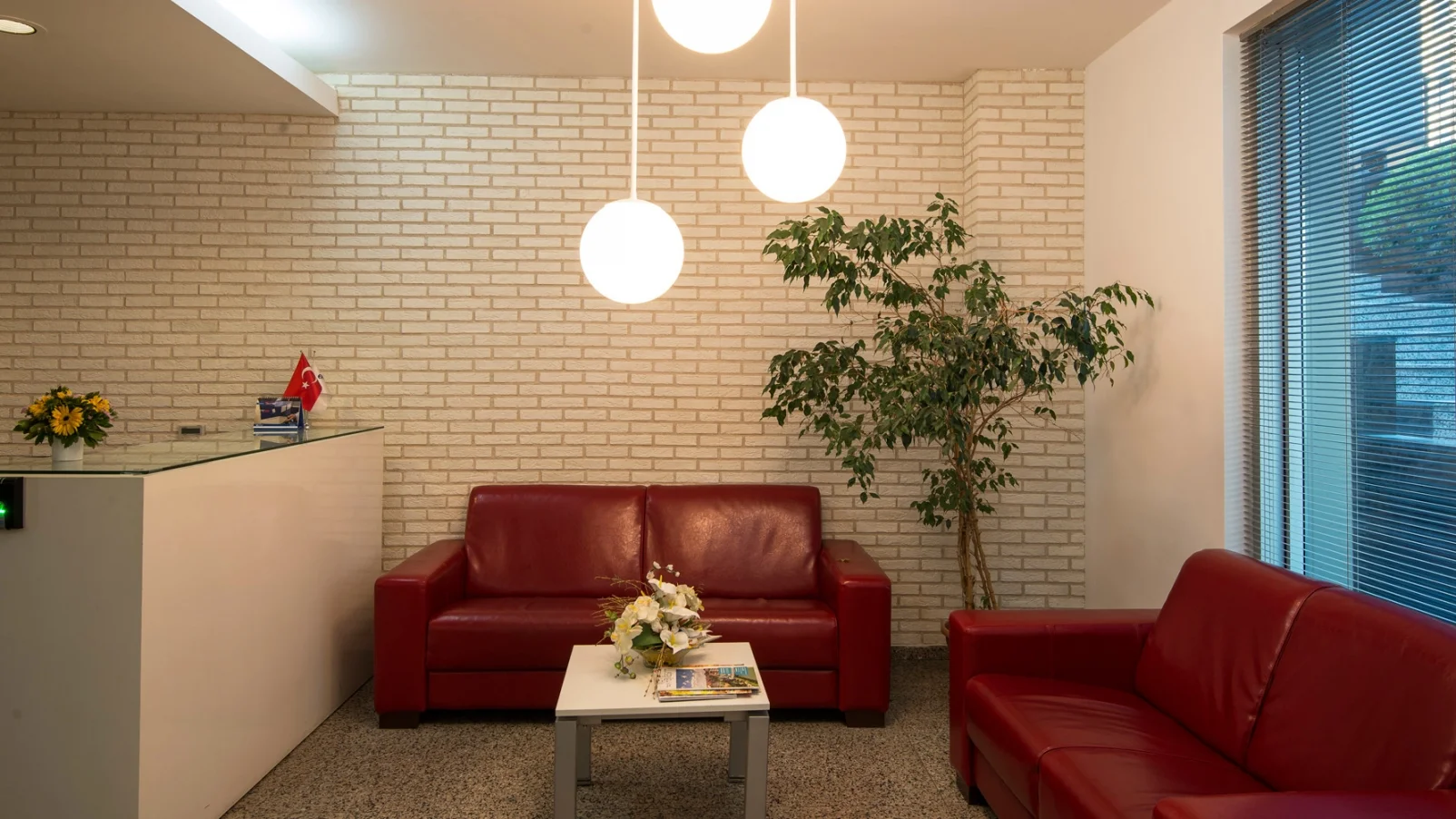 Fiyatta Çeşitlilik: Dekoratif tuğla kaplama fiyatları, tuğlanın doku derinliği, renk pigmenti ve üretim teknolojisi gibi faktörlere göre değişir. Geniş bir tuğla koleksiyonu görmek, bütçenize uygun ideal seçeneği kurmanızı sağlar. Dekoratif tuğla kaplama fiyatları metrekare maliyeti tuğla koleksiyonu renk çeşitliliği kültür tuğlası fiyat analizi