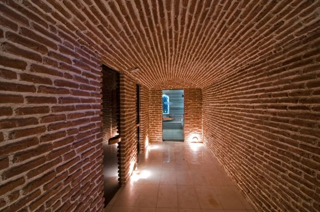 Tuğlaların dokusunu öne çıkaran, doğru renk ve kalınlıkta uygulanan gri derz detaylı rustik tuğla işçiliğimiz.