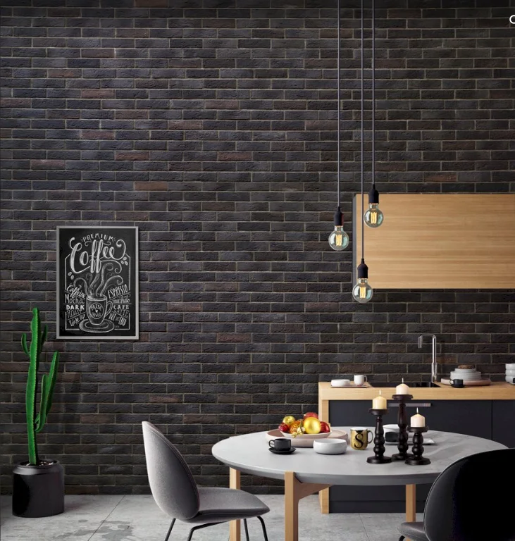 Tuğlaların dokusunu öne çıkaran, doğru renk ve kalınlıkta uygulanan gri derz detaylı rustik tuğla işçiliğimiz.