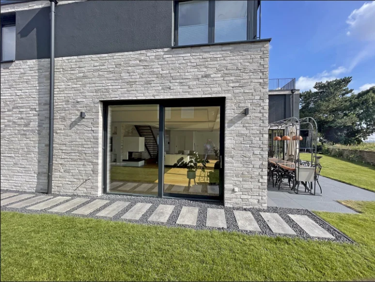 Binanızın cephesine zamansız bir karakter katan, hafif ve yalıtıma destek veren dış cephe tuğla kaplama projemiz