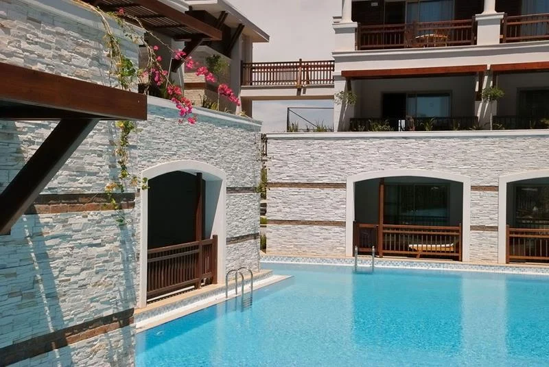 Havuz kenarı duvarı taş kaplama pratico kültür taşı