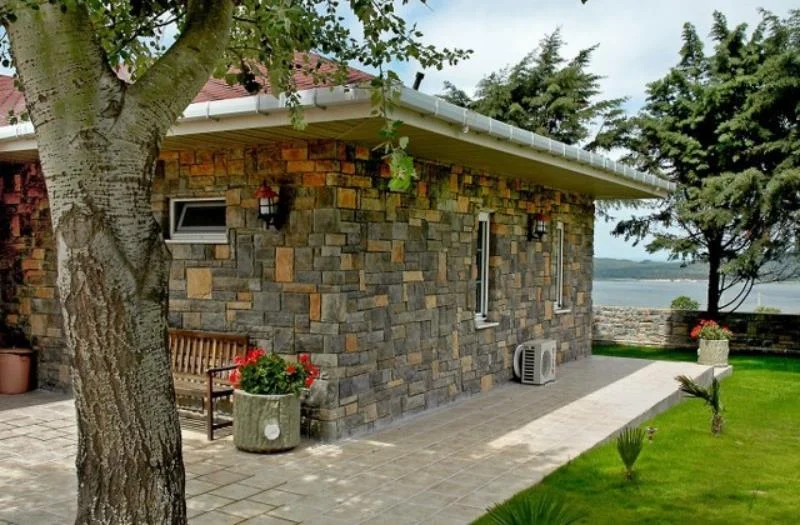 Dış mekanda bahçede uygulana bilir en mükemmel dekoratif kültür taşlarını inceleyin