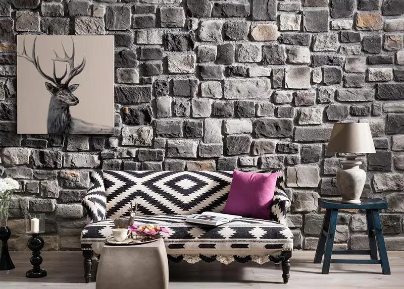 Modern Salonda Krem Tonlarında Dekoratif Taş Kaplama Uygulaması TV ünitesi veya şömine arkası uygulamalarına odaklanan, açık renkli kültür taşları için ideal.