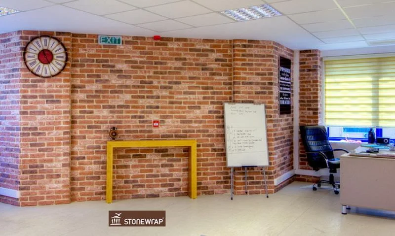 Tuğlanın endüstriyel/loft tarzı ambiyansını ve popüler kullanım alanını belirtir. Dekoratif Tuğla (Kültür Tuğlası) ile Loft Tarzı Mutfak Duvarı Kaplama