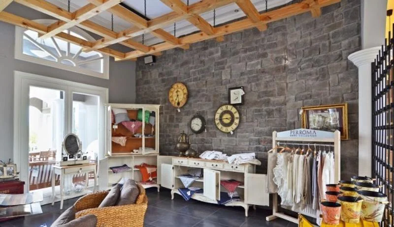 Oda duvarı açık gri ton ile kültür taşı kaplama ve sıcak aydınlatma