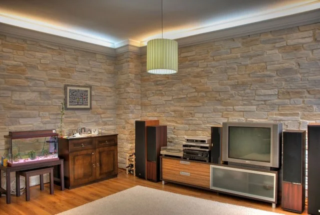 Geniş yaşam alanlarında dikey ve yatay duvarlarda devam eden dekoratif taş kaplama ile bütüncül bir endüstriyel şıklık yakalayın. geniş salon tv arkası dekoratif taş kaplama endüstriyel tasarım