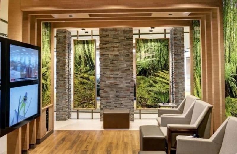 Dekorer.net taş kaplama çözümleri, lobi ve kurumsal bekleme alanlarında doğayı taklit eden tasarımlarla birleşerek markanıza değer katan, unutulmaz mekanlar oluşturur. lüks lobi dekorasyonu kurumsal doğal taş kaplama bekleme alanı tv uygulama