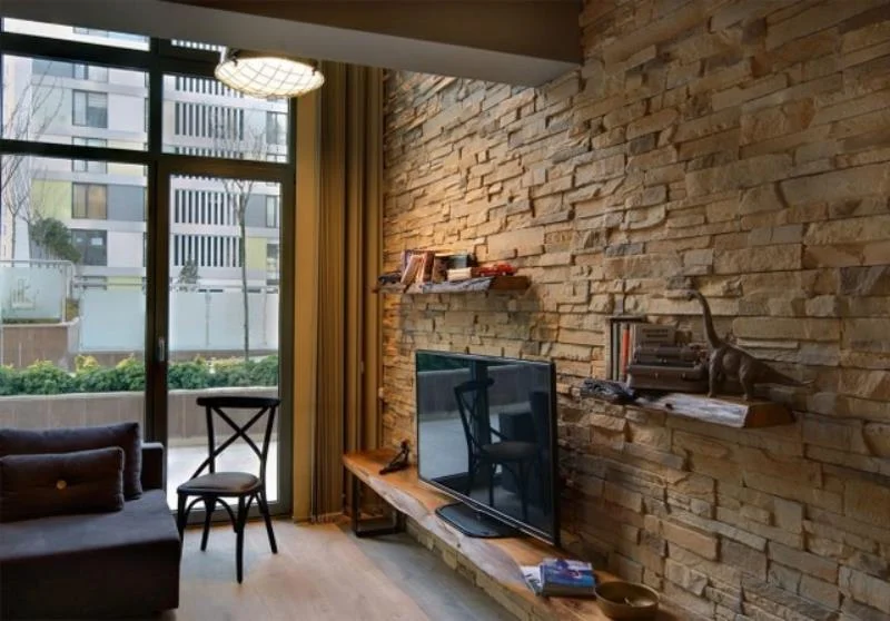 Şehir yaşamına uygun minimalist ve fonksiyonel tasarım çözümleri: Hafif taş kaplama, hızlı kurulum avantajı ve doğal doku hissini dar ve modern dairelere kolayca taşır. hızlı uygulama hafif taş kaplama tv arkası minimalist daire balkonlu salon